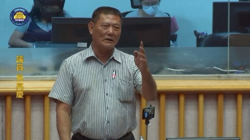 屏東縣議員吳亮慶抨擊縣內多鄉鎮長因貪污遭到收押及判刑,被立委黃國昌形容為黑道及貪污的故鄉,丟臉丟到國會殿堂去。(翻攝縣議會官網) 屏東縣議員吳亮慶抨擊縣內多鄉鎮長因貪污遭到收押及判刑,被立委黃國昌形容為黑道及貪污的故鄉,丟臉丟到國會殿堂去。(翻攝縣議會官網)