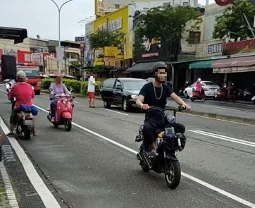 高雄市岡山區一名駕駛為了下車買東西，直接把轎車停在內線、打雙黃燈警示。（擷取自「爆料公社」影片）