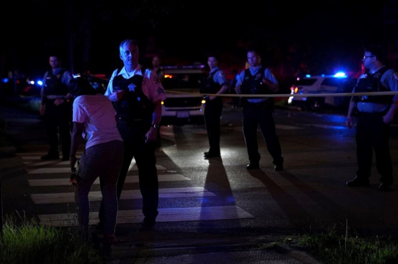 芝加哥在上周末，共有34人遭到槍擊，其中5人死亡。（圖擷取自推特 @ChicagoBreaking）