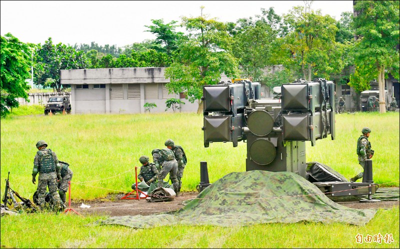 空軍各型對空飛彈進入陣地，保護各要塞及基地安全。（記者游太郎攝）