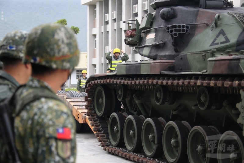 陸軍花防部戰甲車執行上板作業。（軍聞社）