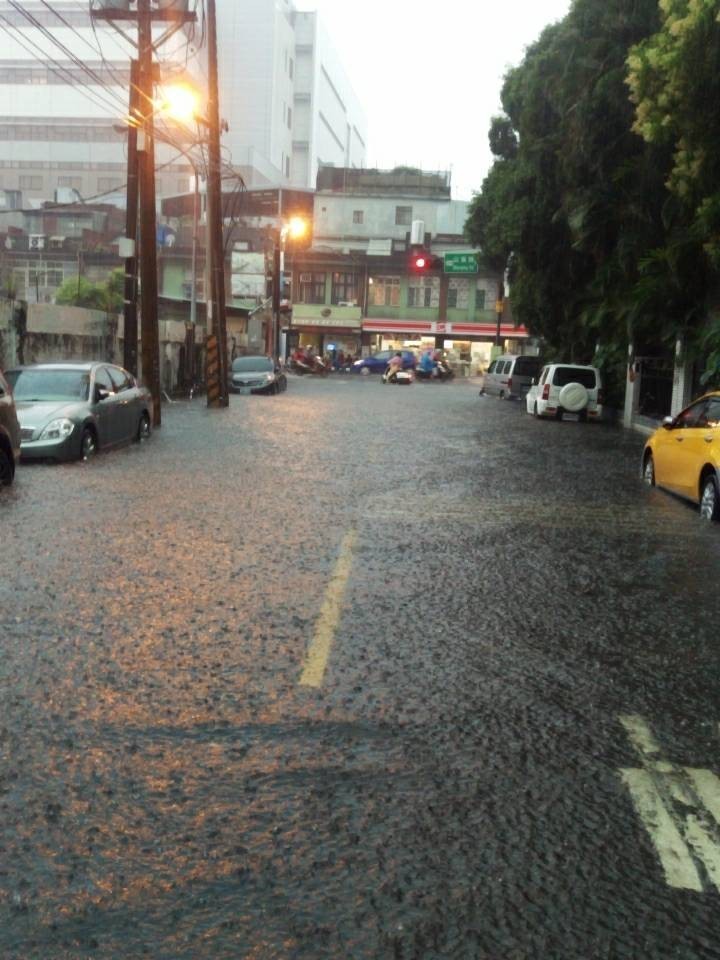 桃園市局部大雨龜山工業區周邊路段積淹水30公分 生活 自由時報電子報