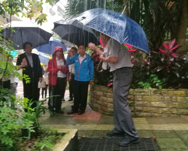 梅雨季第4道鋒面抵達台灣，氣象局對15縣市發布大雨特報。教育部長潘文忠（右2）今早走訪基隆市西定國小關注防汛整備工作。（教育部提供）