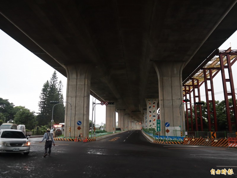國道四號豐原端6月17日將封閉施工，高公路開放下方道路，另興建臨時鋼便橋（右側）僅開放小客車通行，以紓解交通。（記者歐素美攝）