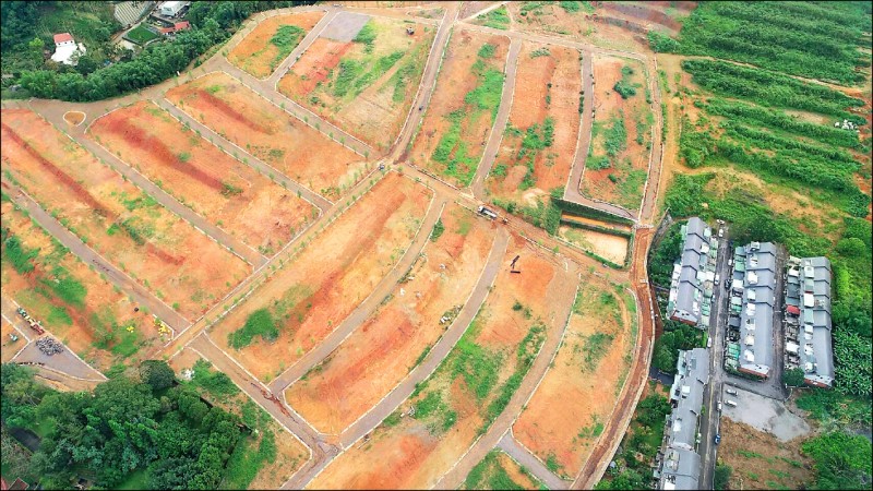 埔里珠仔山大型建案開發，危及下方住戶安全。（陳姓民眾提供）