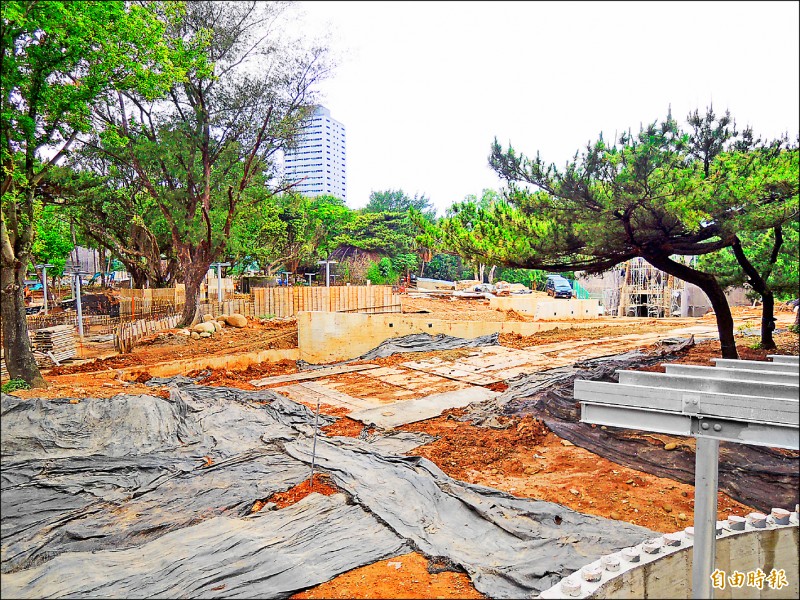 新竹市議會昨天到動物園再生工程的工區進行市政考察，動物園內仍是工程圍籬，內部工程還未完成。（記者洪美秀攝）