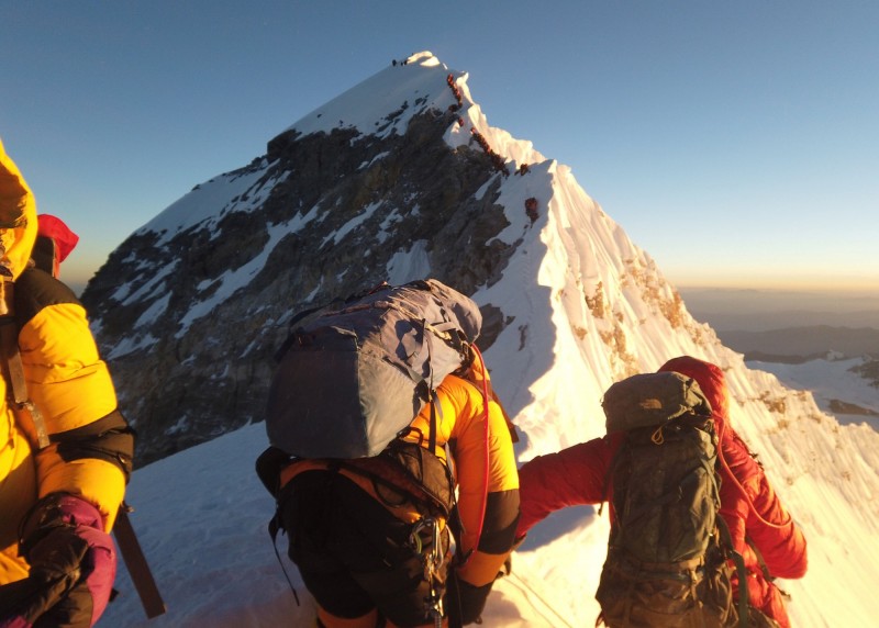 「聖母峰」近期攀登人數爆增，過去10天更有11人在登山途中喪命。（路透）