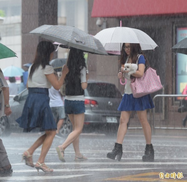 中央氣象局在今天（28日）下午2點55分發布9縣市大雨特報，以及屏東縣豪雨特報，提醒居住在這些縣市的民眾要記得攜帶雨具。（資料照）