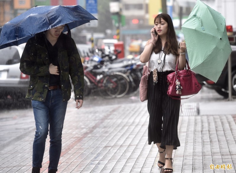 明天（29日）中南部及東半部有局部短暫陣雨或雷雨，北部地區也有局部短暫陣雨的機率。（資料照）