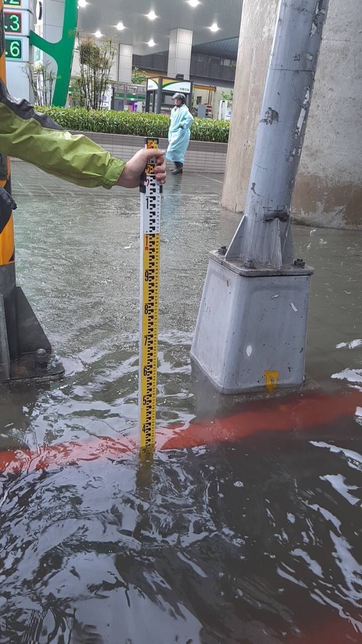 受大雨影響，桃園市龜山區林口A8淹水逾30公分。（桃園市政府水務局提供）