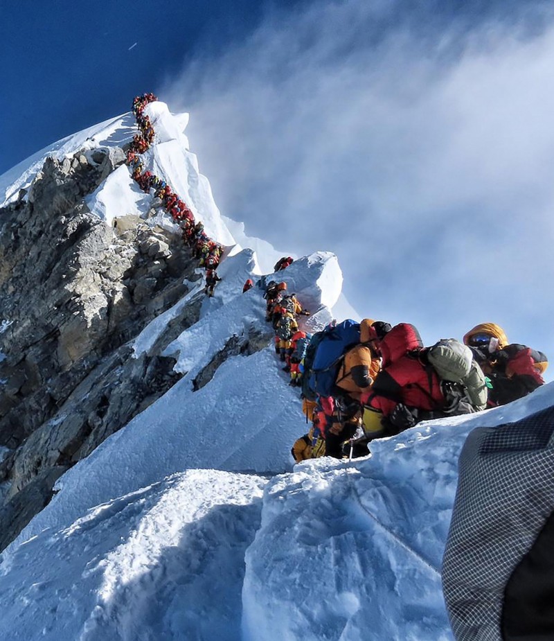 世界第一高峰「聖母峰」近期攀登人數爆增，破紀錄的人潮讓攻頂和下山都大排長龍。（法新社）