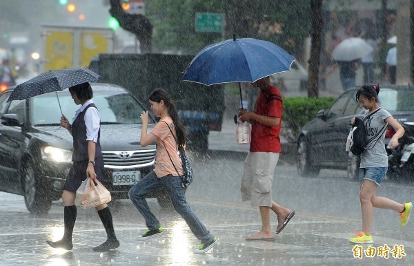 今（28）日鋒面將由北往南通過台灣地區，天氣相當不穩定，各地降雨機率偏高，大約清晨起西半部就有可能出現短暫陣雨，適逢上班、上課時間，請大家留意短時強降雨帶來的影響。（資料照）