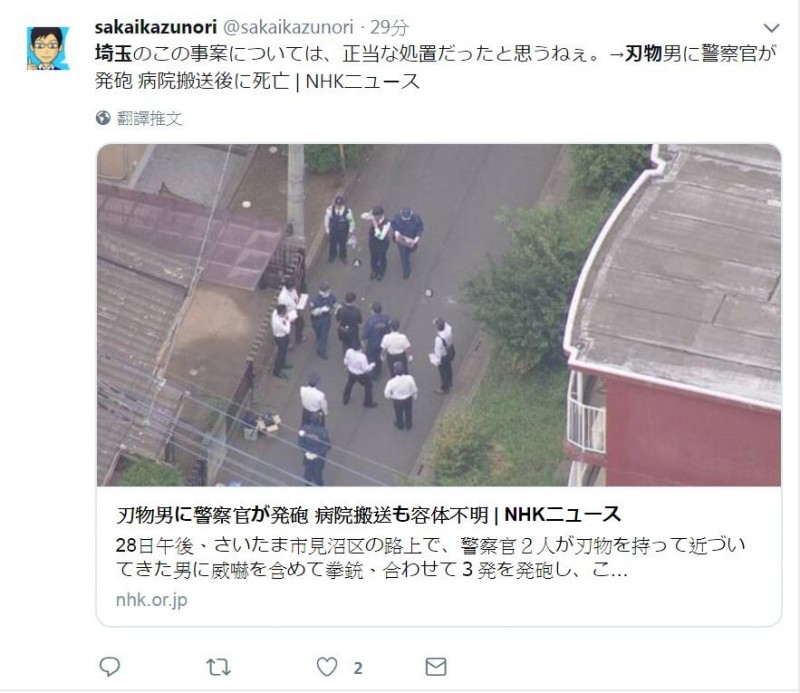 持刀男子在腹部遭警方槍擊後送醫急救。（圖擷取自推特）