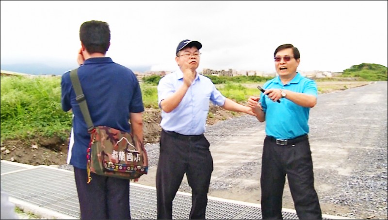 台肥花蓮廠長彭盛隆（中）拉住公所清潔隊長吳慶展（右）的手，表達意見。
（記者王錦義翻攝）