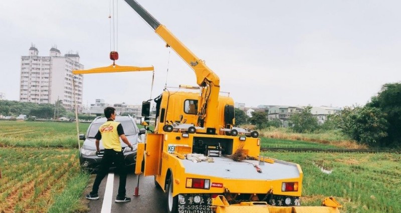 拖吊車幫汽車脫困。（記者洪定宏翻攝）