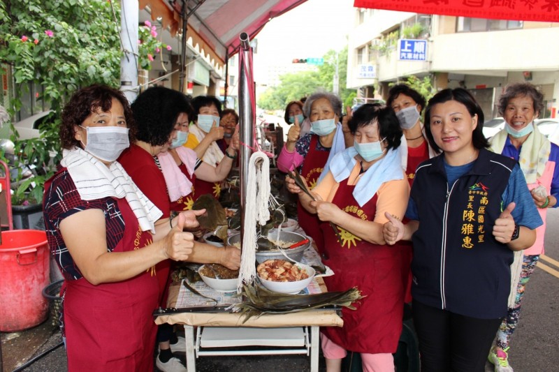 剛就任國光里里長的陳雅惠（右），繼承父志繼續辦包肉粽活動，讓弱勢者感受社會溫馨。（記者張瑞楨翻攝）