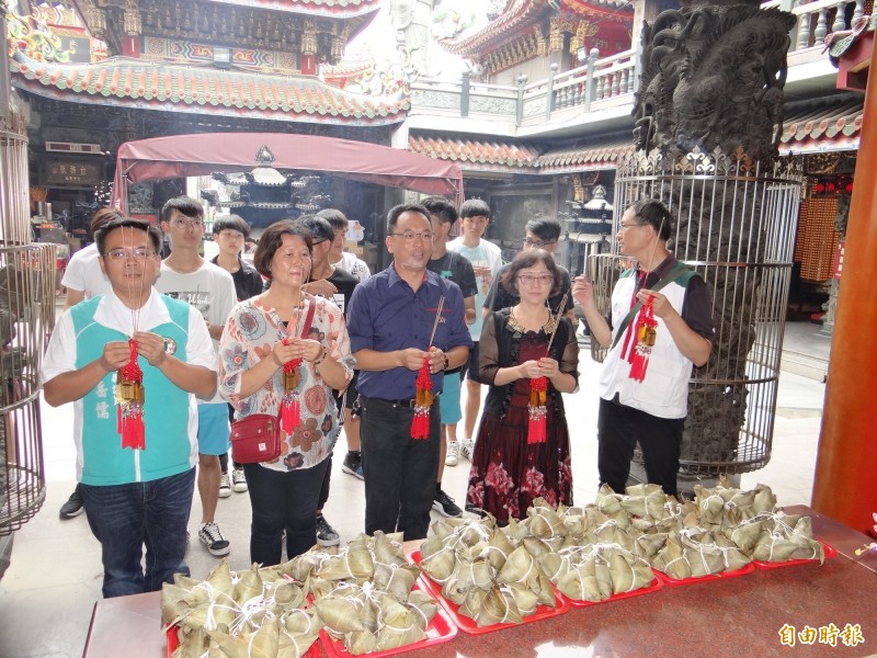 北港武德宮武財神加持平安粽及文昌帝君金榜題名包粽。（記者廖淑玲攝）