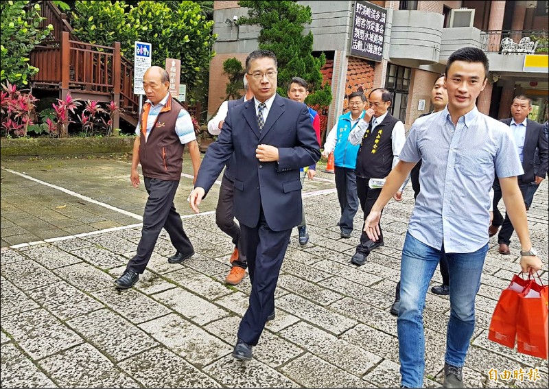 內政部長徐國勇（前排右二）月初到新竹縣峨眉鄉視察前瞻基礎建設中提升道路品質計畫執行成果。（資料照，記者蔡孟尚攝）