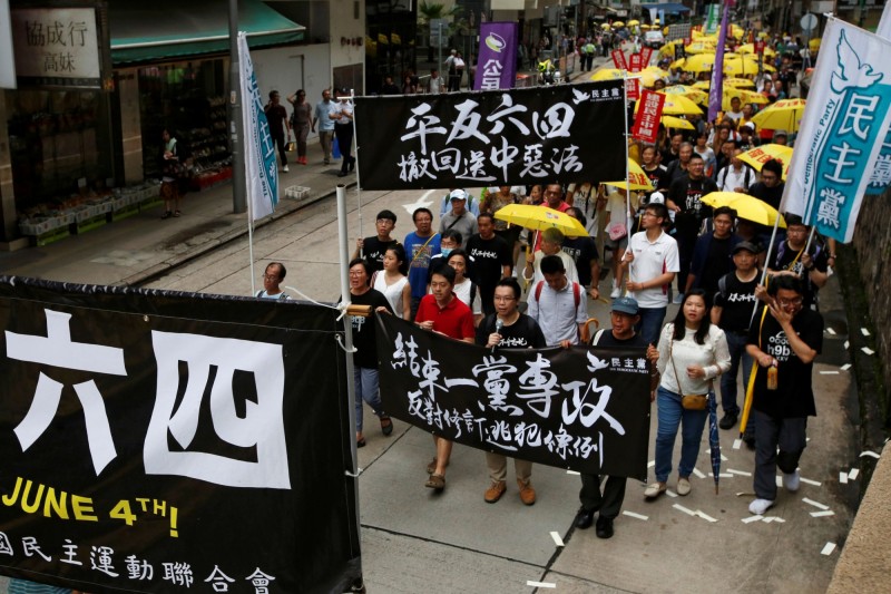 香港最新民調顯示，因為逃犯條例修訂及佔中9子判刑，港民對特首林鄭月娥及中國中央政府的不信任度飆新高。圖為5月26日香港紀念六四大遊行。（路透）