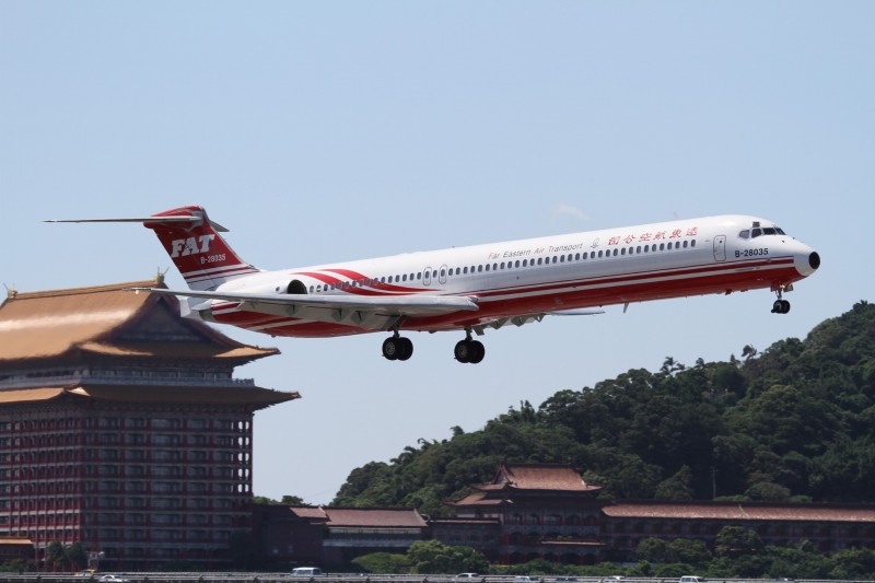 遠航表示，28日晚間已有第6架全新ATR客機交機飛抵松山機場，預計明年初10架全新客機交齊，將可充分滿足國內線需求。（資料照，遠航提供）