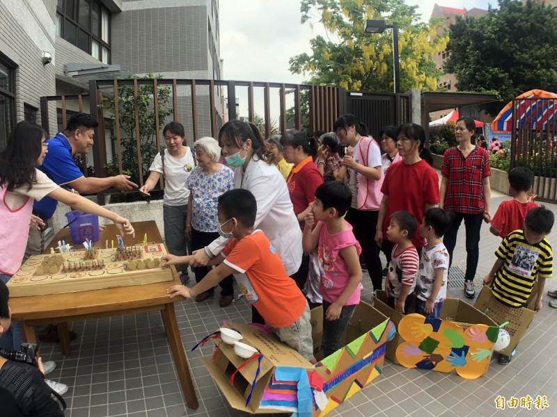 老幼共同闖關。（記者羅欣貞攝）