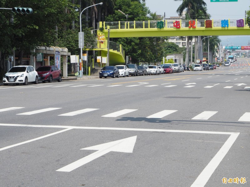 萬安演習警報響後一堆汽車被攔下停在路邊。（記者陳鳳麗攝）