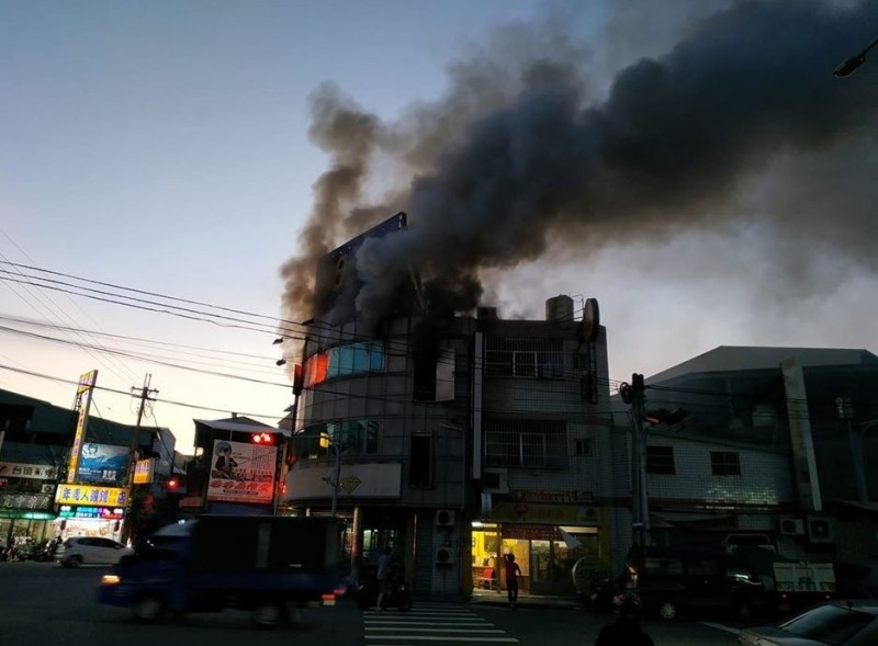 台中大里中興路2段和德芳路1段口的一家銀樓，今晚6點多起火燃燒，現場不斷冒出濃煙、火舌。（記者陳建志翻攝臉書「大里人聊天室」）