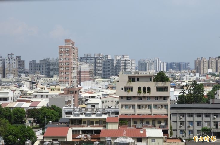 台南1至5月藍天日數達近7成。（記者洪瑞琴攝）