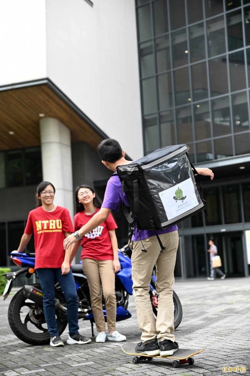 清華大學大一學生創立「青椒快送」環保外送服務平台，獲清華創業日創新組首獎，學生只要多付5元運費，就可在宿舍享用餐點，但需使用環保餐具，未來也會推循環使用。（記者洪美秀攝）