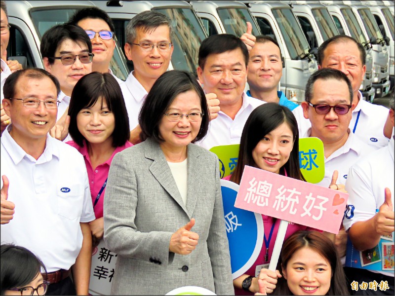 總統蔡英文昨天出席「新竹物流公司大型柴油車新車交車儀式」，和新竹物流員工合影。 
（記者陳心瑜攝）