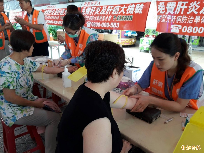 國健署今天宣布，自6月1日起調整成人預防保健服務，其中原住民終身一次肝炎篩檢服務從年滿45歲調整為40歲到60歲。圖為肝炎篩檢活動示意圖。（資料照）