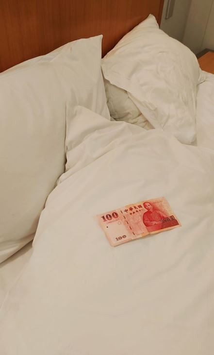 「486先生」陳延昶在臉書分享自己出國時都將台幣100元的小費放床頭，就是為了行銷台灣，引起網友議論。（圖擷自臉書）