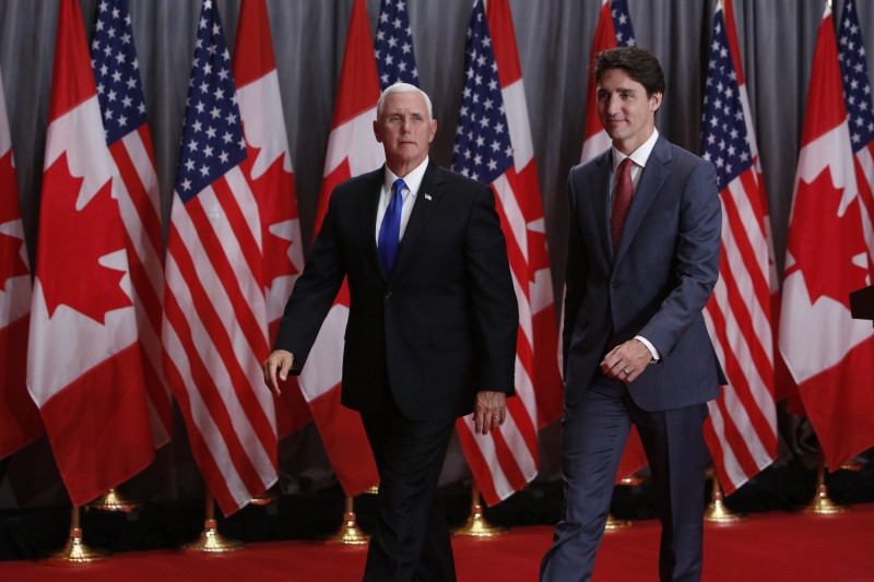 美國副總統彭斯（Mike Pence）會晤加拿大總理杜魯道（Justin Trudeau）呼籲中國釋放所囚之2加國公民。（彭博）