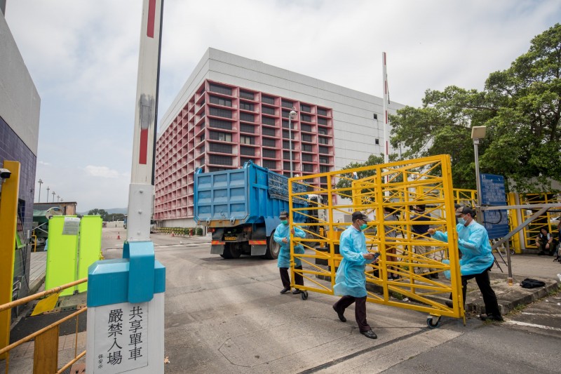 香港今天再度發現非洲豬瘟，將銷毀4700隻活豬，這是香港這個月內第二次發現非洲豬瘟，圖為5月中旬第一次發現非洲豬瘟時，衛生防疫人員進場處理的畫面。（彭博）