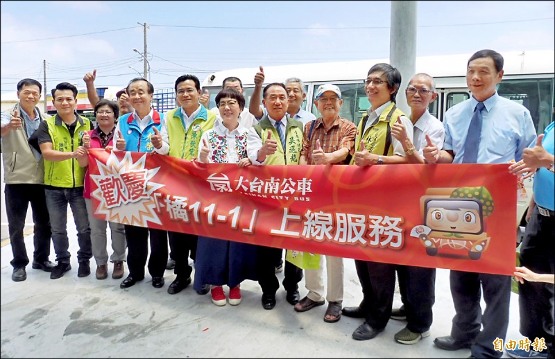 橘11-1公車今上路營運。（記者楊金城攝）