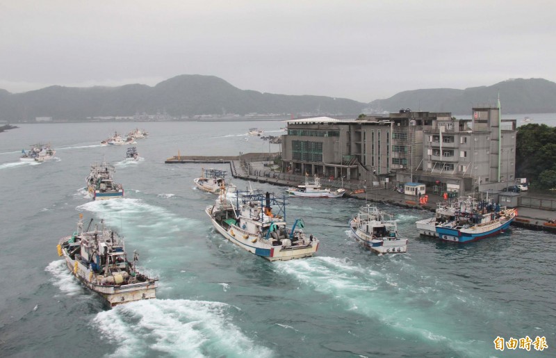 外國軍艦頻繁經過台灣外海，海軍提供獎勵，鼓勵漁民加入通報行列。（記者張議晨攝）