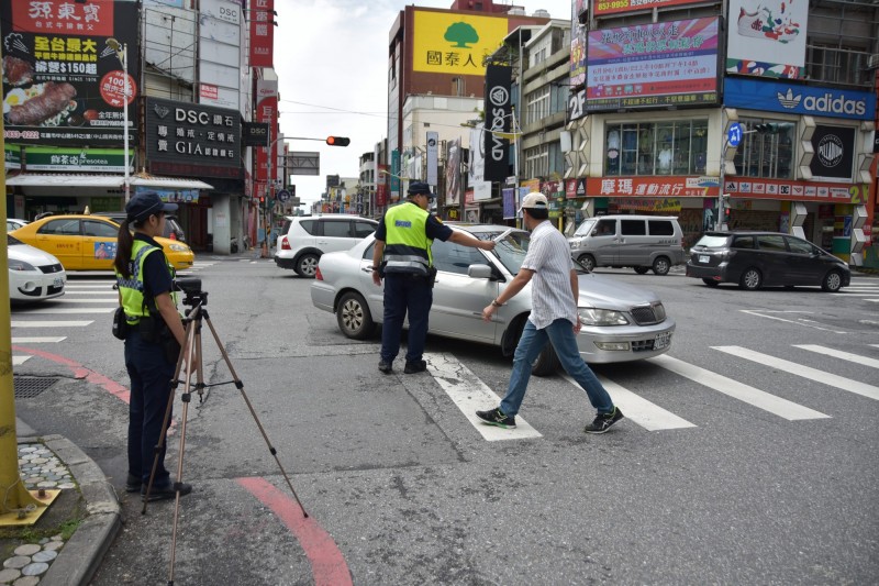 花蓮警分局即日起針對市區重要路口，將加強「車輛不禮讓行人」執法取締，籲駕駛看見行人要禮讓，若被開罰可處新台幣1200元以上、3600元以下罰鍰。 （記者王峻祺翻攝）