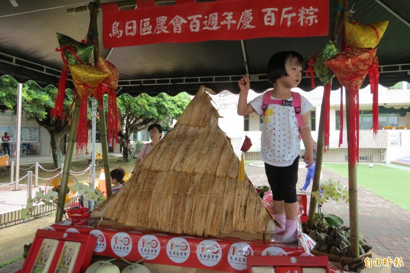 烏日區農會慶百年，特製200斤大粽子與民分享，粽子約一個3歲小朋友高。（記者蘇金鳳攝）