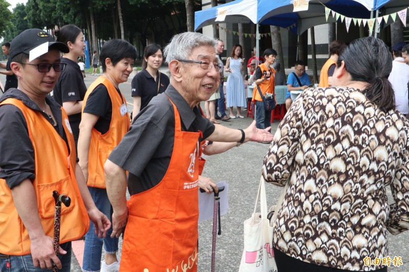  伊甸三峽北大公共托老中心與台北大學學生合作舉辦「啡長樂市集」，邀爺奶體驗一日店員。（記者翁聿煌攝）                          