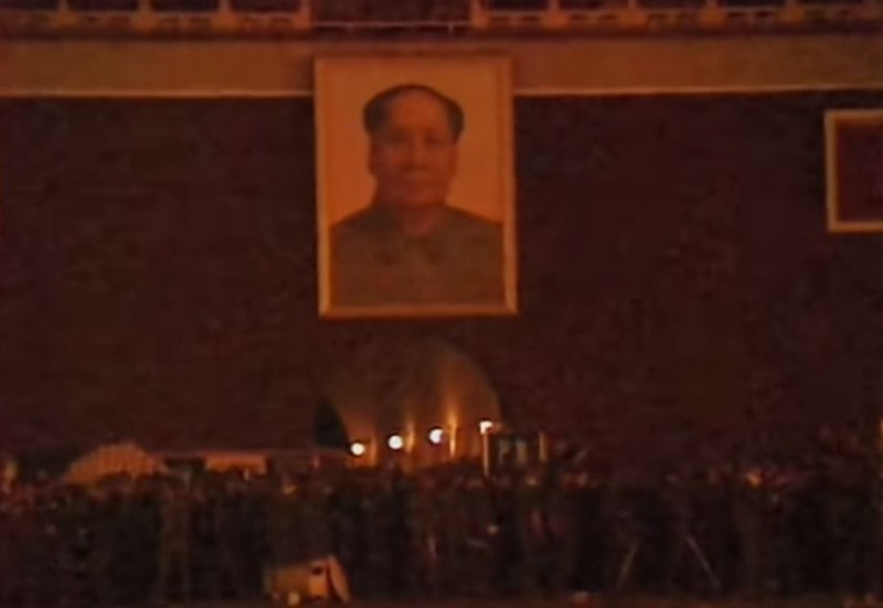 天安門廣場毛澤東的肖像照下，共軍部隊持續挺進。（圖擷自「Arthur Kent」YouTube）