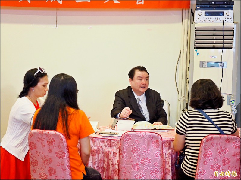 劉承武昨天以全國被害人人權協會副理事長的身分到台東，提供普悠瑪事故受難者家屬法律諮詢。（記者王秀亭攝）