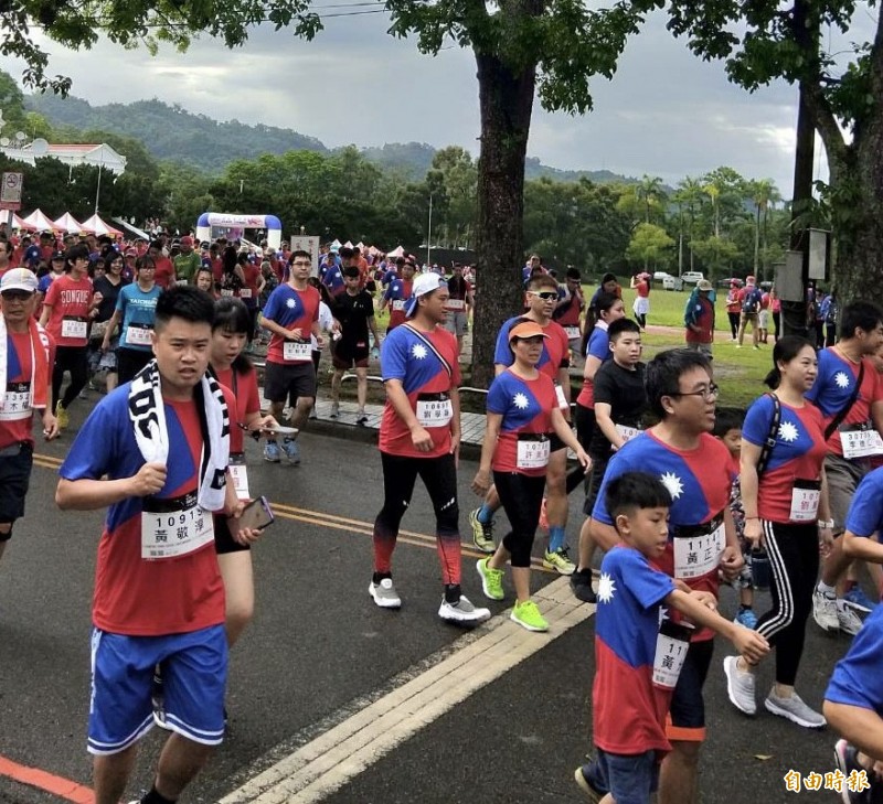 2019南投中興國旗路跑活動上午7時中興新村中興會堂前鳴槍起跑。（記者佟振國攝）