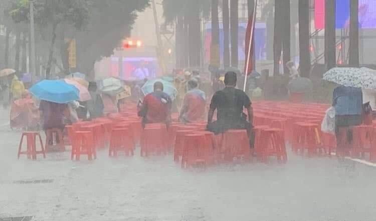 桃園市議員黃敬平貼出韓粉雨中正襟危坐照片，引發網友熱議。（圖擷取自黃敬平臉書）