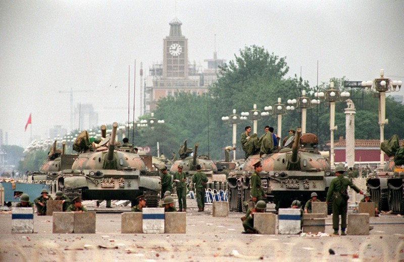 中國國防部長魏鳳和今（2日）表示，六四天安門血腥鎮壓是「正確的」決定。圖為1989年6月4日大屠殺後，共軍部隊看守北京交通要道。（法新社）