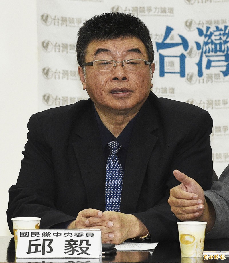 美麗島電子報董事長吳子嘉日前爆料高雄市長韓國瑜不僅有婚外情、生下一女，還給生活照顧費，讓韓氣得赴北檢提告妨害名譽，要吳拿出證據，而有媒體報導，吳預告週一將公布更重大內幕。國民黨前立委邱毅今上午在臉書發文，他認為從吳的爆料來看，「幕後的黑手；是藍營內某位與韓國瑜相熟的大老」，他另稱，「最可怕的敵人就在身旁」。（資料照）