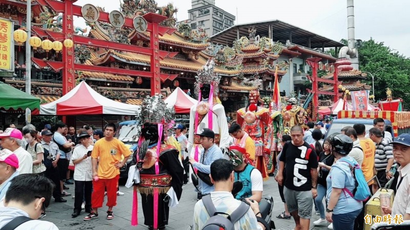 俗稱「新莊大拜拜」的新莊文武大眾爺祭典昨起一連三天在新莊地藏庵舉行，今天進行日巡。（記者陳心瑜攝）