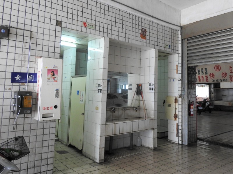 富岡漁港公廁外觀。(記者黃明堂翻攝) 富岡漁港公廁外觀。(記者黃明堂翻攝)