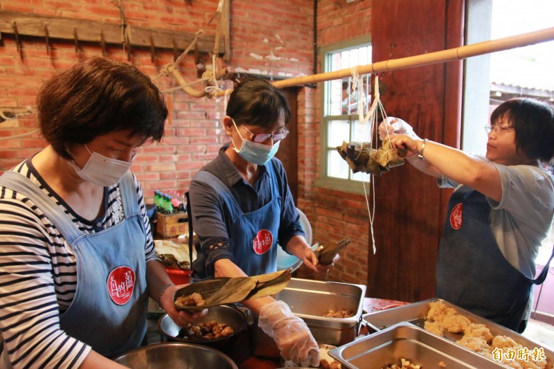 社區媽媽包蘆竹湳特有的肉粽，餡料豐富，香味四溢。（記者鄭名翔攝）