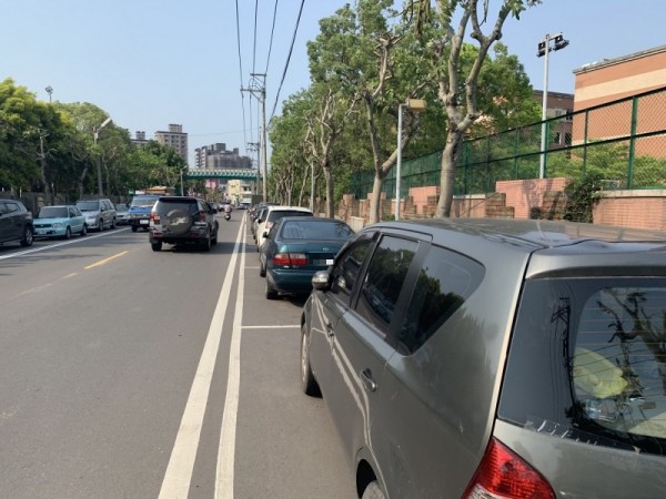 7月起，桃園市平鎮區德育路二段平鎮高中旁的汽車停車格將開始收費。（桃園市政府交通局提供）