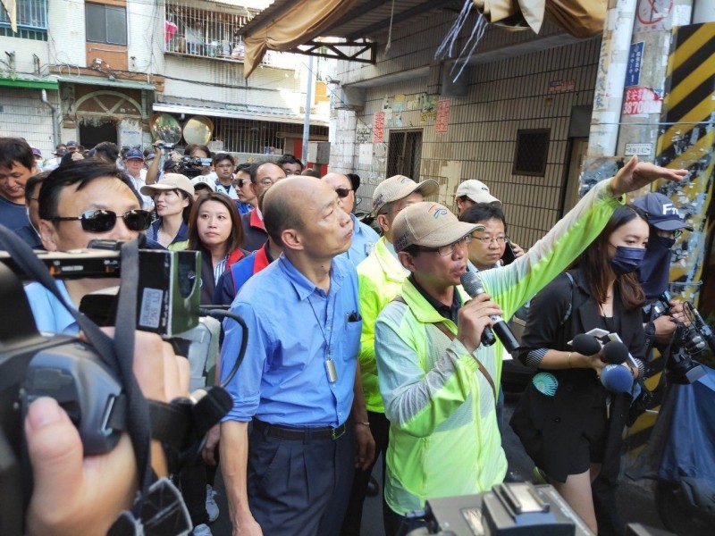 高雄市三民區鼎金里爆登革熱，市長韓國瑜視察隔壁鼎強里遭批「沒看到重點」。（衛生局提供）